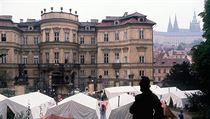 V září 1989 čekaly na německém velvyslanectví v Praze ve svízelných podmínkách... V září 1989 čekaly na německém velvyslanectví v Praze ve svízelných podmínkách...