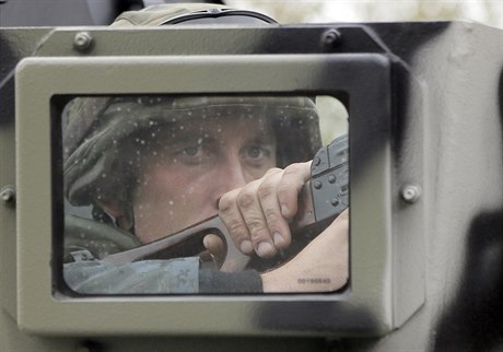 Ukrajinský voják v obrnném vozidle (ilustraní snímek).