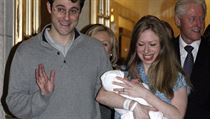 Chelsea Clintonová opouští porodnici s dcerou Charlotte | na serveru Lidovky.cz | aktuální zprávy