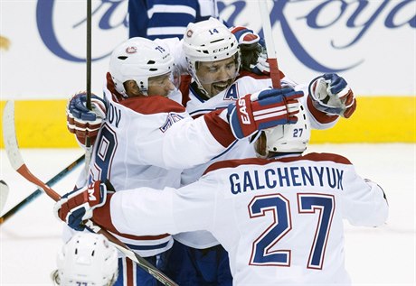 Tomá Plekanec (uprosted) z týmu Montreal Canadiens oslavuje svj rozhodující...