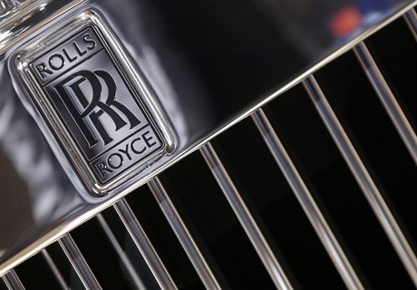 Výrobce automobil Rolls Royce.