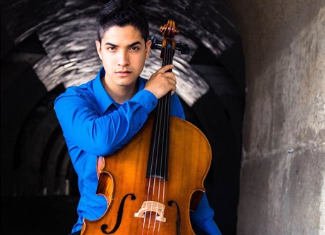 Venezuelská hvzda. Viloncellista Daniel Arias proel projektem El Sistema ve své rodné zemi. Bhem íjnového benefiního koncertu Hudba dtem vystoupí se Symfonickým orchestrem eského rozhlasu.