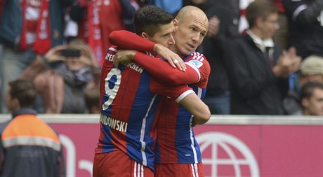 Robert Lewandowski (vlevo) a Arjen Robben oslavují vstelenou branku.