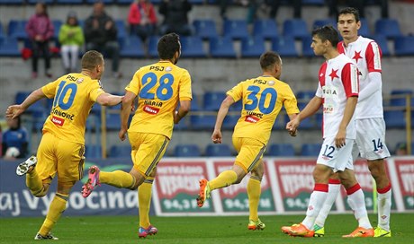 Fotbalisté Jihlavy se radují ze vstelené branky do sít Slavie.