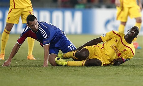 Mario Balotelli z Liverpoolu v bolestivém souboji s eským obráncem Basileje...