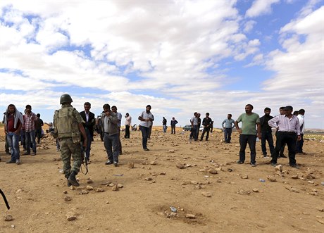 Kurdové na turecko-syrských hranicích pozorují boje mezi kurdskými jednotkami a...