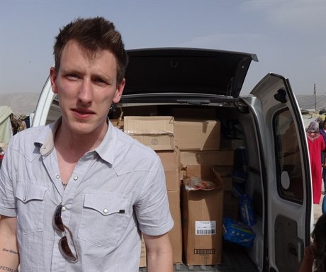 Peter Kassig na nedatovaném snímku ped dodávkou naplnnou humanitární pomocí...