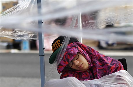 Odpoinek prodemokratických aktivist na chodnících Hongkongu.