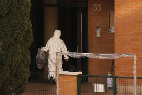 Zdravotníci v ochranném odvu ped madridským píbytkem ebolou nakaené sestry...