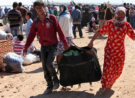 Z kurdského msta Kobani na syrsko-turecké hranici denn prchají dalí civilisté