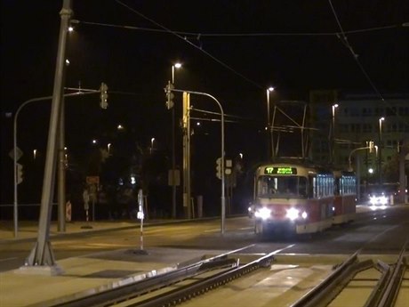 První tramvaje a automobily projely 6. íjna po novém Trojském most v Praze
