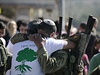 Izraelský voják se objímá se svým otcem na závr nároného...