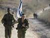 Izraelský voják pomáhá svému spolubojovníkovi bhem pochodu. Soudrnost a...