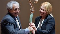 Cenu VIZE 97 převzal 5. října v Praze z rukou Dagmar Havlové americký profesor... | na serveru Lidovky.cz | aktuální zprávy