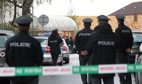 Policie áru nad Sázavou na míst, kde byl pobodán student