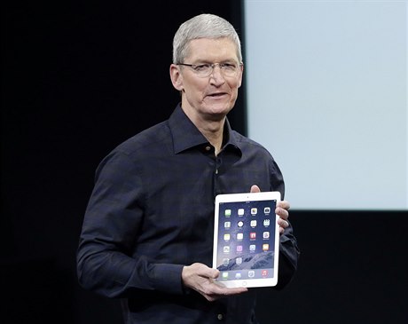 Tim Cook, editel Applu s nejnovjím iPad Air 2 tabletem.
