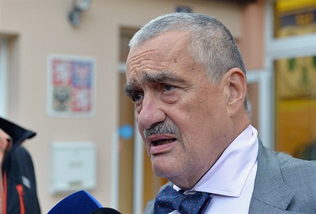 Pedseda TOP 09 Karel Schwarzenberg odevzdal v Sýkoicích na Rakovnicku svj...