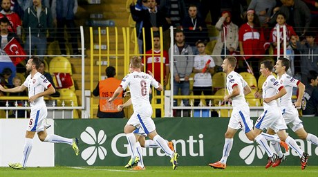 etí fotbalisté oslavují vyrovnávací trefu do sít Turecka.