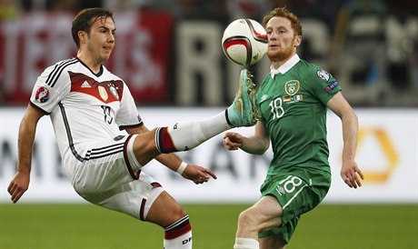 Mario Götze (vlevo) a Stephen Quinn.