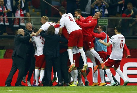 Fotbalisté Polska slaví triumf nad Nmeckem.