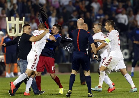 Srbtí a albántí fotbalisté se rvou kvli strené vlajce.