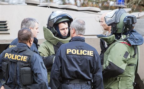 Policisté a pyrotechnici ve speciálních oblecích.