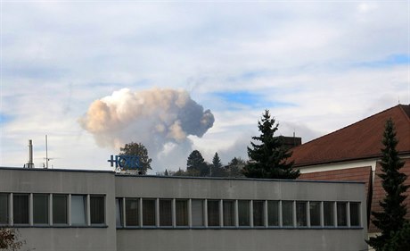 Výbuch zniil muniní sklad na Zlínsku. Na snímku je oblak dýmu nad místem...