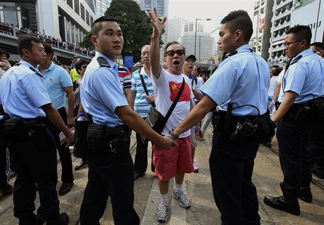 Policejní kordon brání stetu prodemokratických aktivist a jejich odprc....