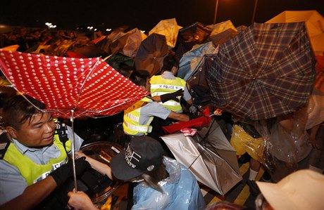 Hongkongská policie rozhání prodemokratické protesty. Demonstranti drí...