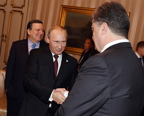 Ruský prezident Vladimir Putin (vlevo) podává ruku svému ukrajinskému protjku...