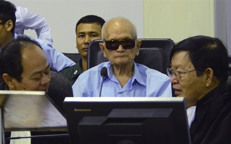 Hlavní ideolog a mocenská dvojka reimu Rudých Khmer Nuon Chea (v brýlích...