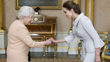 Hollywoodsk hvzda Angelina Jolie byla v Londn oficiln uvedena do...