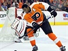 Wayne Simmonds manvruje ped brankou soupee.