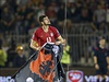 Srbsk fotbalista Stefan Mitrovi sebral z dronu vlajku Velk Albnie.
