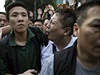 Hongkongsk policie zadrela idie dodvky(vpravo v blm), jeho obvinila, e...