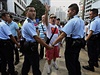 Policejn kordon brn stetu prodemokratickch aktivist a jejich odprc....