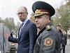 Ukrajinsk premir Arsenij Jaceuk (vlevo) s nov jmenovanm ministrem obrany,...