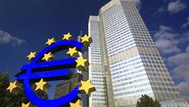 Symbol eura před budovou Evropské centrální banky ve Frankfurtu nad Mohanem. | na serveru Lidovky.cz | aktuální zprávy