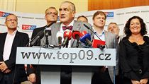 Karel Schwarzenberg hovoří k novinářům, v pozadí zbytek štábu. | na serveru Lidovky.cz | aktuální zprávy