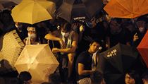 Protestující v Hongkongu používají deštníky, aby se chránili před policií,... | na serveru Lidovky.cz | aktuální zprávy