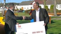 Starosta Protivína Jaromír Hlaváč (vpravo) přebírá od zástupce ředitele... | na serveru Lidovky.cz | aktuální zprávy