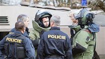 Policisté a pyrotechnici ve speciálních oblecích. | na serveru Lidovky.cz | aktuální zprávy