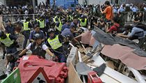 Hongkongská policie strhává barikády, jimiž prodemokratičtí aktivisté blokují... | na serveru Lidovky.cz | aktuální zprávy