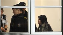Policisté přivádějí 15. října k jihlavskému okresnímu soudu ženu, která v úterý... | na serveru Lidovky.cz | aktuální zprávy
