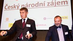 Ministr Andrej Babi a Hynek Kmoníek na konferenci eský národní zájem