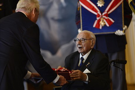 Sir Nicholas Winton pijímá ád Bílého lva od prezidenta Zemana.