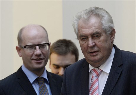Zprava prezident Milo Zeman a premiér Bohuslav Sobotka vystoupili 20. íjna v...