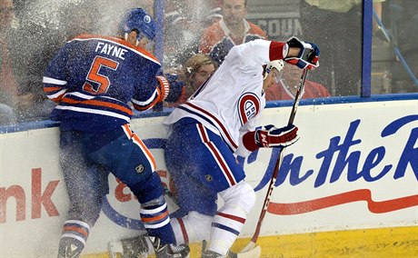 Souboj u hrazení. Mark Fayne (vlevo) z Edmontonu a Brendan Gallagher.