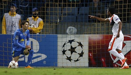 Luiz Adriano ze achtaru Donck slaví jeden ze svých pti gól v brance Bate...