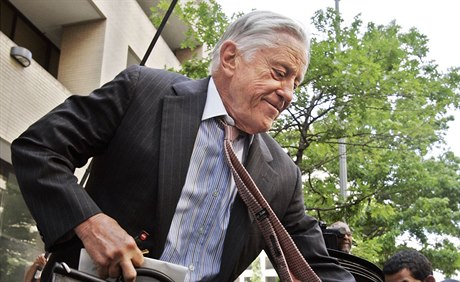 Ben Bradlee odchází z budovy, kde sídlí redakce listu The Washington Post.